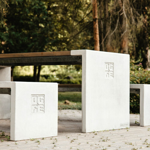 Picknicktafel Sibelo 11 De draagconstructie van de picknicktafel Sibelo is vervaardigd uit thermisch verzinkt staal, wat zorgt voor een lange levensduur en weerstand tegen de elementen.